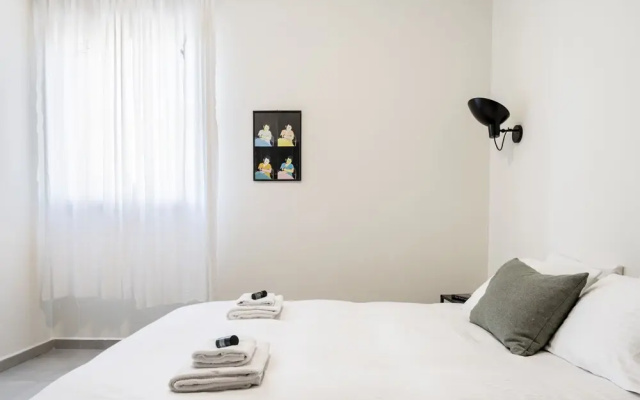 New Boutique Apt With Balcony And City View