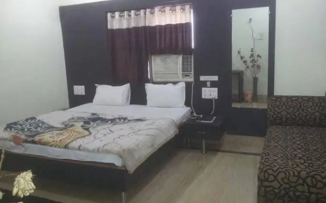 OYO RPR269 Hotel Shubham Palace