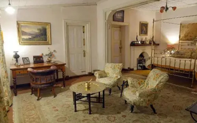 Chapslee Hotel