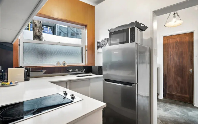 Sunny 1-bed With Parking Near Arts Precinct