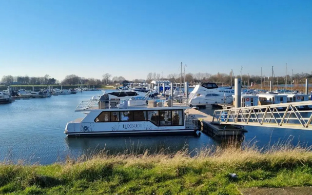 Luxe huisboot met 6 slaapplaatsen en airco in Limburg