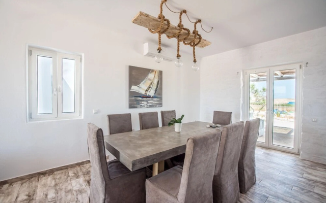 Hip family pool villa near the beach by VillaRentalsgr