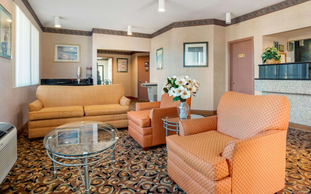 Econo Lodge Inn & Suites Forest