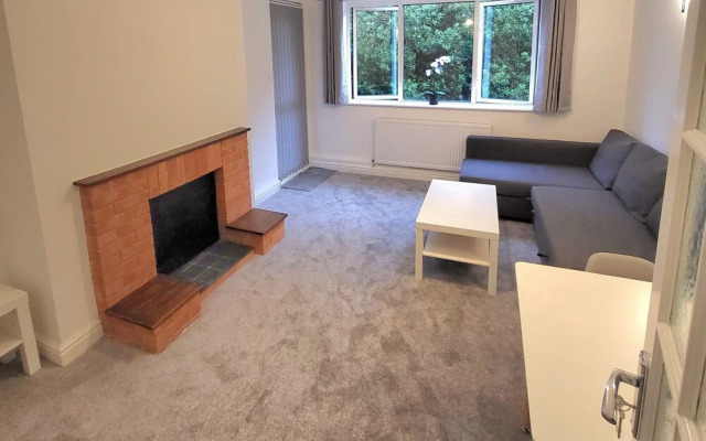 Impeccable 3-bed Apartment in London Fresh Decor!!
