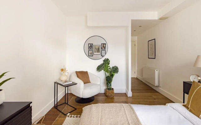 The River Thames View - Stunning 2bdr Flat With Study Room + Balcony