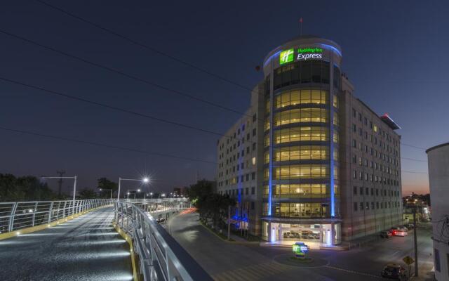 Отель Holiday Inn Express Puebla вид на фасад