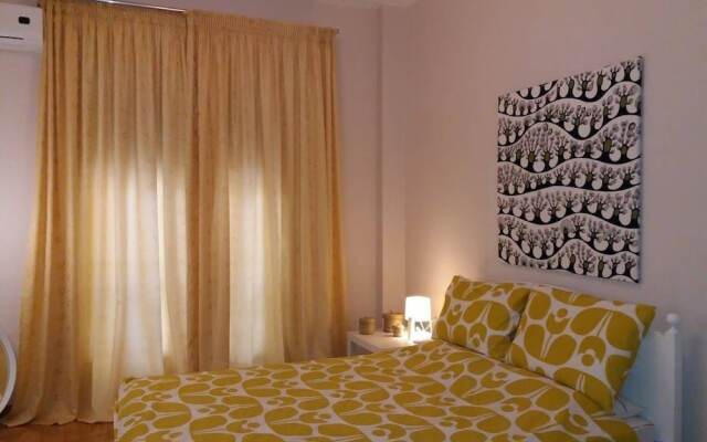 Отель Trendy Urban Home in Athens - 5' to Metro Station комната для гостей