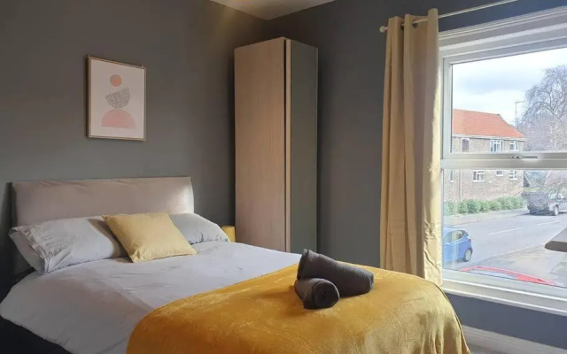 Cosy 2 Bedroom City House with 2 Bathrooms