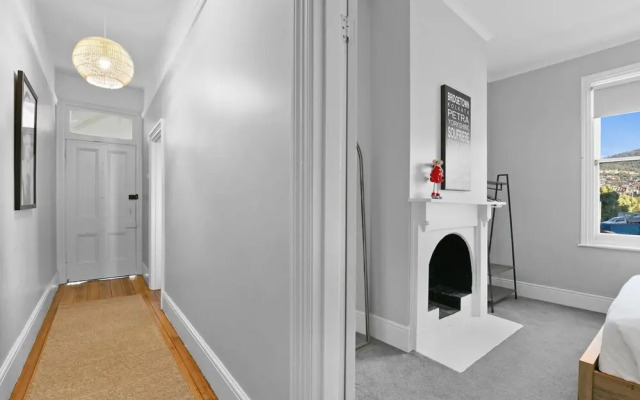 Charming 2-bed House in North Hobart