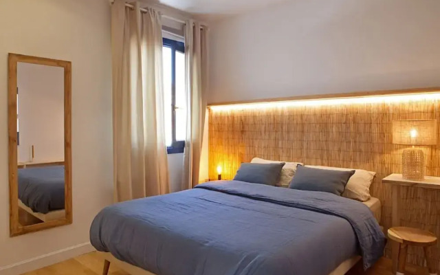 Perissa - 2 Bedrooms and Terrace in Trafalgar