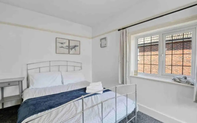 Beautifully Furnished Home - 5 Minutes to the Sea!