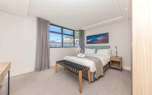 Modern and Bright 1BD APT in Sunny Sea Point