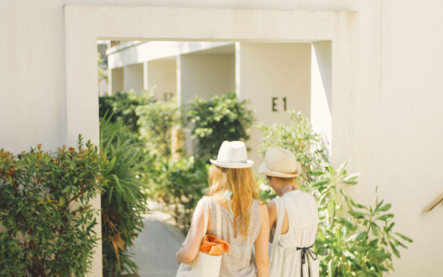 Отель Escape Beach Resort вид на фасад