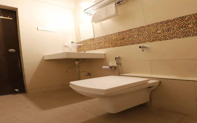 OYO 10680 Hotel Royal Inn