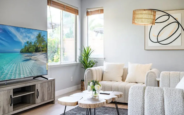 Bright Designer Home w Pool Near Everything