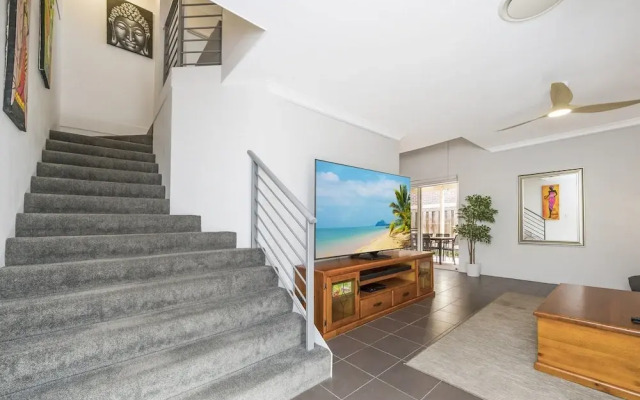 Stylish 3-bed Townhouse With Courtyard & BBQ