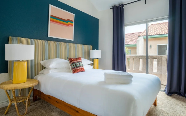 WanderJaunt | Emerald St Townhomes