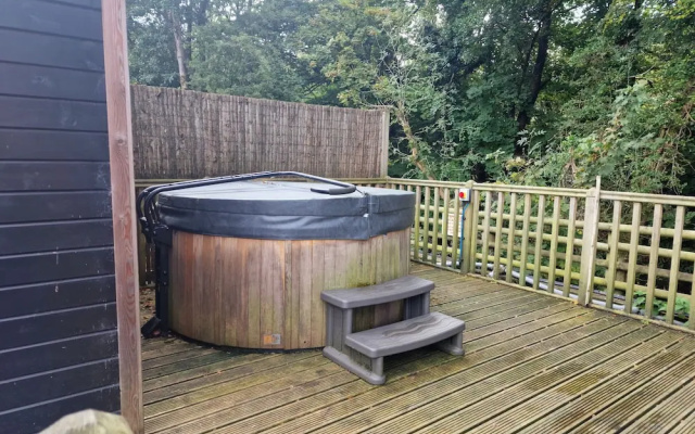 Glamping Hut - Riverside 1