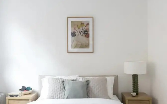 Generously Large 1 Bedroom Apartment in Farringdon
