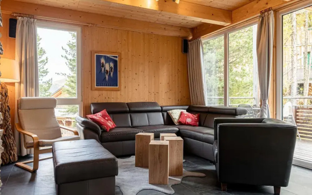 Lavish Chalet With Outdoor hot tub