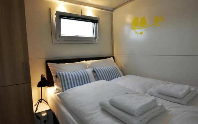 Cozy floating boatlodge "Maastricht"