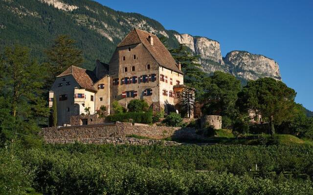 Отель Schloss Englar Аппиано-сулла-Страда-дель-Вино вид на фасад
