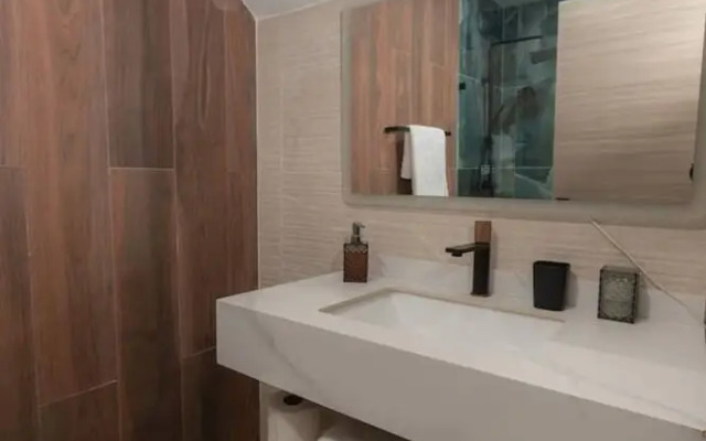 Rooftop Jacuzzi Condo Free Airport Transfer