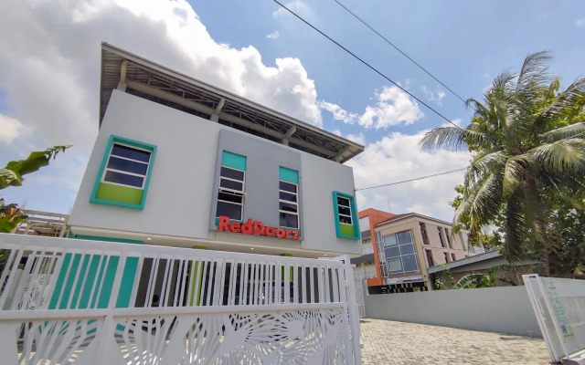 RedDoorz Syariah near GOR Satria Area