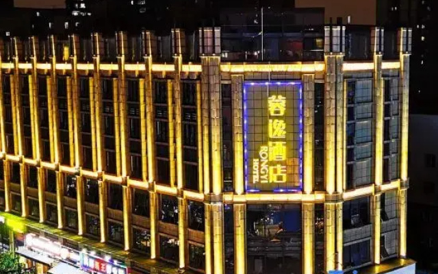 Yiyi Hotel (Chengdu West Railway Station Peifeng Road Subway Station)
