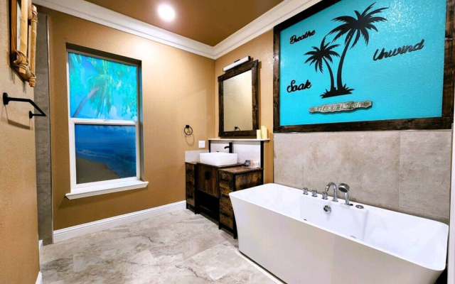Tropical Spa Studio, Jacuzzi, Kitchen, Sparks