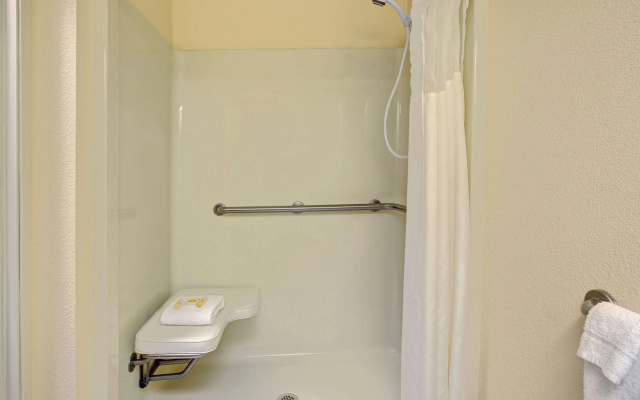 Days Inn & Suites by Wyndham Hickory