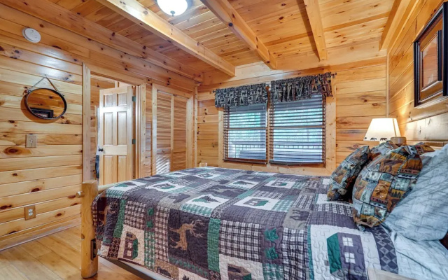 The Dreamer's Nest Sevierville Cabin w/ Hot Tub!