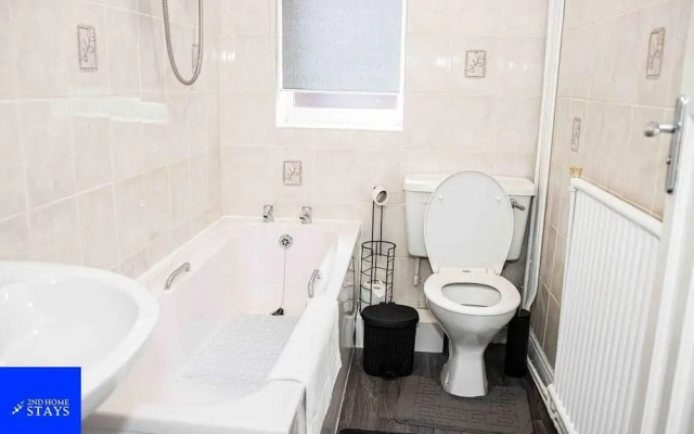 Stoke House Sleeps 5 With Garden and Parking