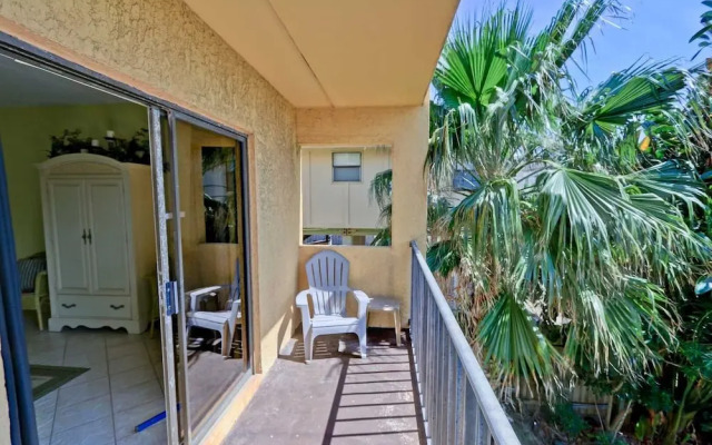 Ventura 201 1 Bedroom Condo by RedAwning