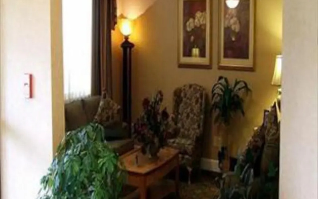 Holiday Inn Express Hotel & Suites MAGNOLIA-LAKE COLUMBIA