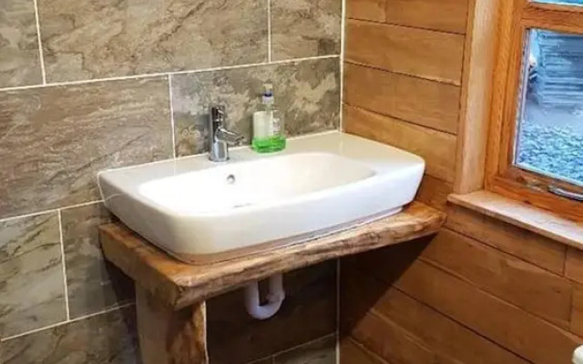 Sutton Coldfield 2-bed Caravan, Parking & Bar-b-q