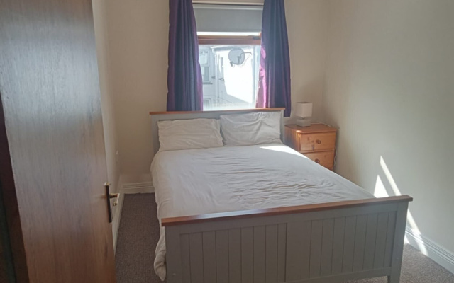 Central 2-bed Apt, Sleeps 5 Above Great Derry Pub