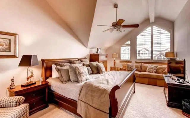 Ski, in Ski out 3 Bedroom Vacation Condo with Resort Amenities