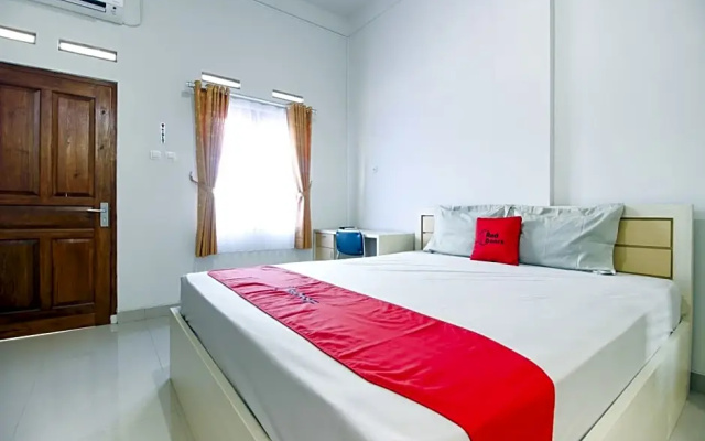 RedDoorz Syariah At Griya Izzara Guest House