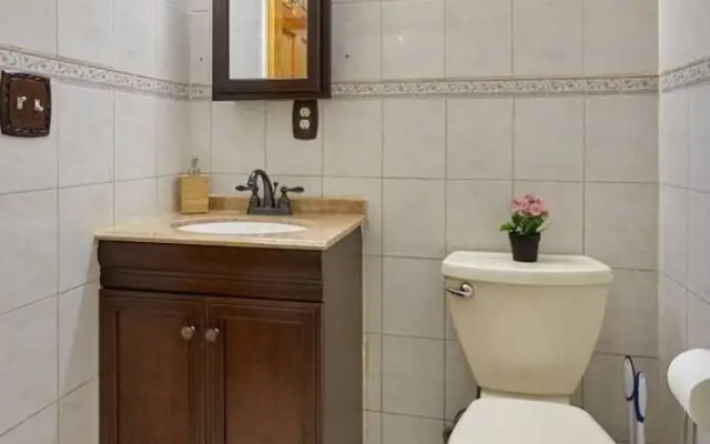 Huge Modern Home 20 mins to NYC