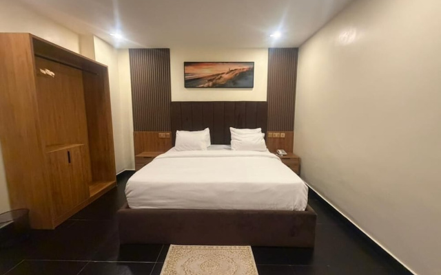 C & C Luxury Suites