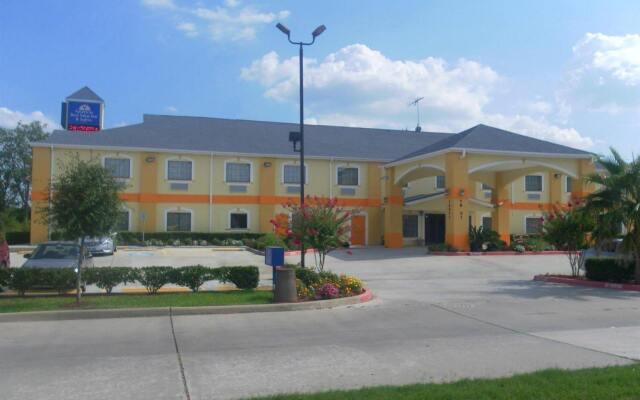 Отель Americas Best Value Inn & Suites-Bush Int'l Airport вид на фасад
