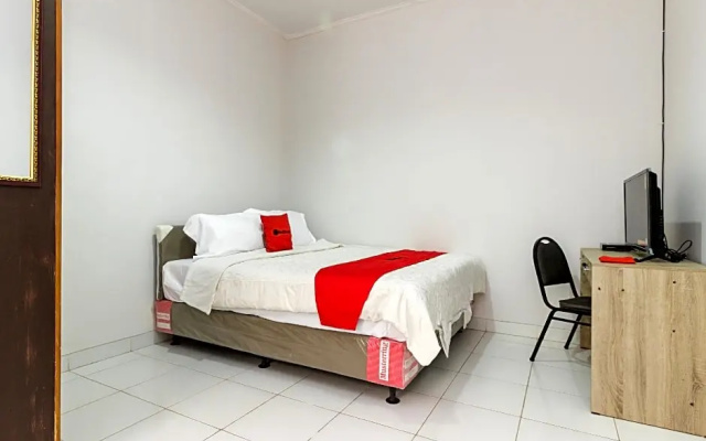 RedDoorz Syariah near Pondok Indah Mall 3