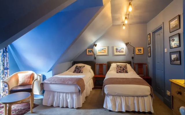 Hill View House