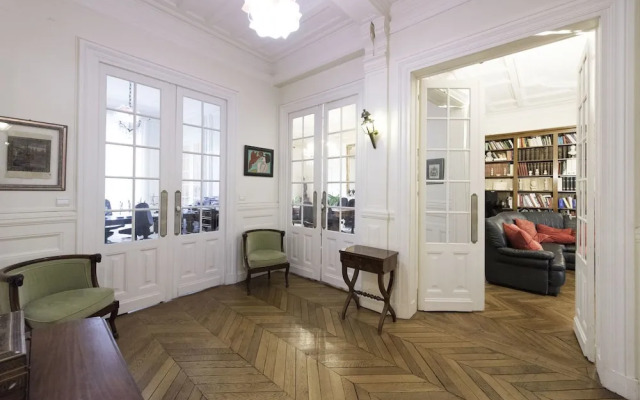 Champs-Elysees Hideaway