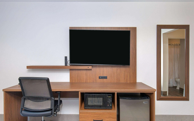 La Quinta Inn & Suites by Wyndham Nashville Airport