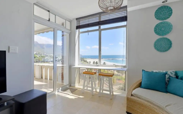 Top-floor 2-bed Beachfront Sunny Camps Bay Views