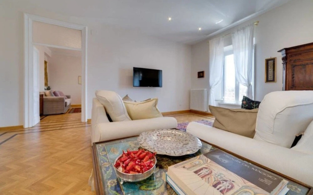Luxurious 2bed 2bath Apartment Near the Colosseum!