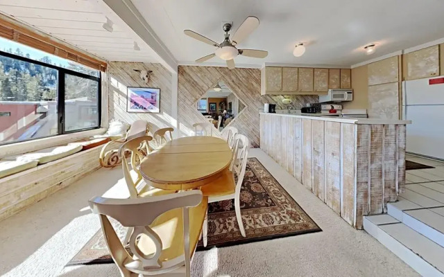 Slopeside 2 Bedroom Condo with 3 Hot Tubs, Sauna and Pool! Next To Canyon Lodge! by RedAwning