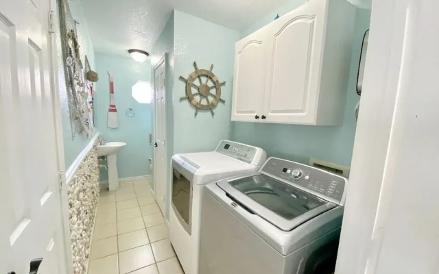 Always Sunny 3 Bedroom Home by RedAwning